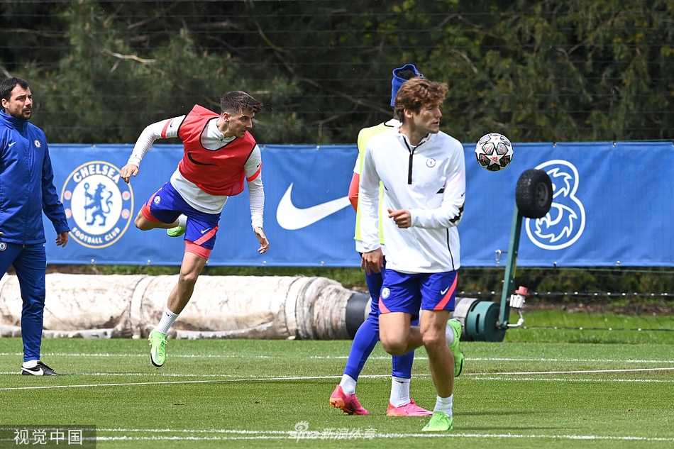 蓝军队长阿斯皮利奎塔率领后防线进行紧逼演练，他挥手指挥着队友站位。这位西班牙老将深知，面对德布劳内、福登等人的冲击，钢铁般的纪律是取胜的关键。