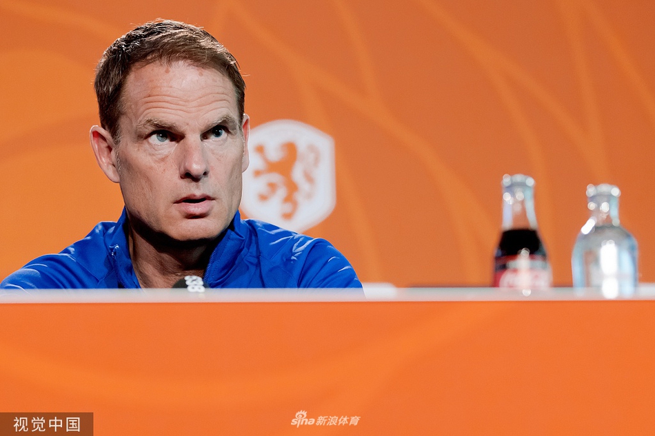 核心球员代表在发布会上面露微笑，显得轻松自信，身旁的队服格外醒目