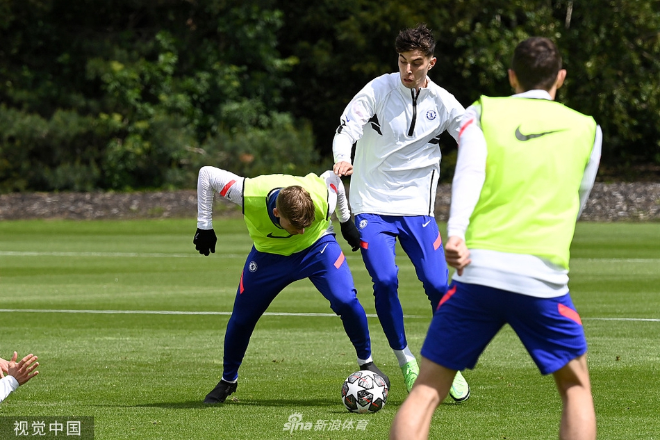 中场屏障恩戈洛·坎特面带标志性的憨厚笑容，在抢圈游戏中轻松断球。他的回归是切尔西最大的定心丸，仿佛在告诉队友：有我在，中场无忧。