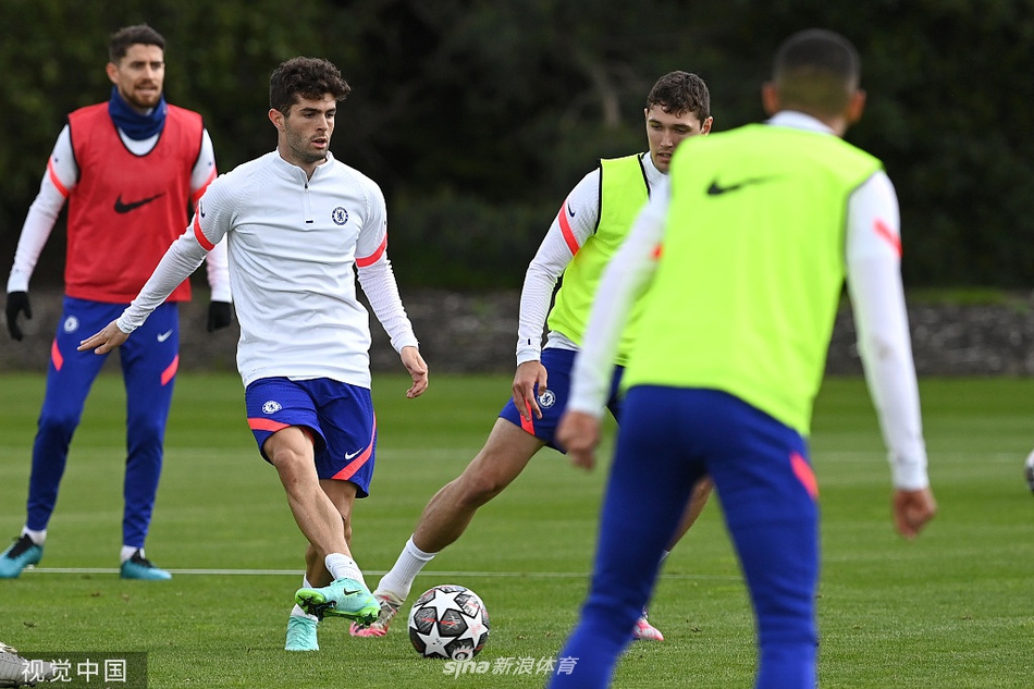 训练结束，全体切尔西球员围成一个紧密的圆圈，肩搭着肩，爆发出响亮的呐喊。这一刻，团队的力量超越了个人，他们不再是24个独立的名字，而是一个为了欧冠冠军而战的整体。