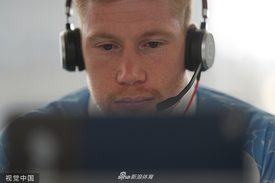 沃克神情严肃地接受采访，即便面对质疑声浪也毫无惧色，坚定支持主教练的一切决定，团结是此刻唯一的信念