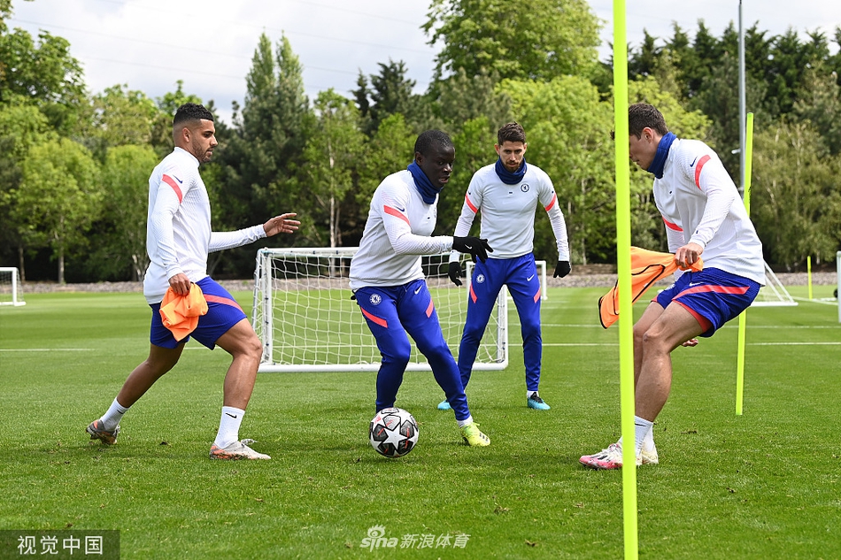 切尔西门将爱德华·门迪在训练中高接低挡，他坚毅的眼神和舒展的动作宣告着自己已经完全从肋骨伤势中恢复，为蓝军镇守最后一道防线。