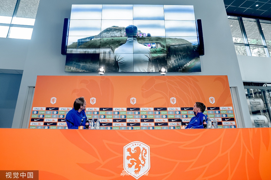 发布会在热烈的掌声中结束，德波尔起身与球员代表一同离场，留下充满信心的背影