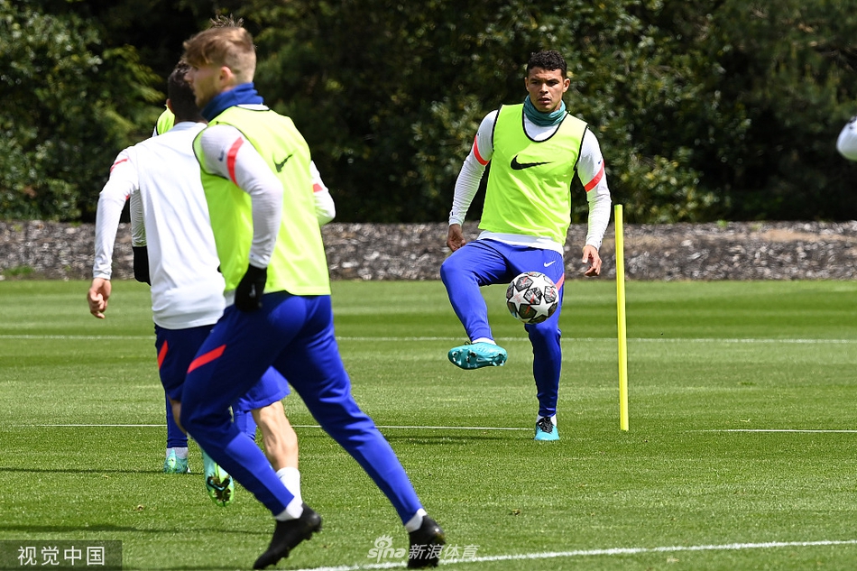 德国双子星维尔纳与哈弗茨在训练中神情专注，他们正在进行快速的攻防转换练习。虽然赛季中屡次错失良机，但决战前夜的他们，眼神里写满了对证明自己的渴望。