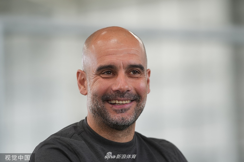 马赫雷斯在训练中咧嘴而笑，露出标志性的灿烂笑容，仿佛在说闯入决赛的秘诀就是稳固防守后的致命一击