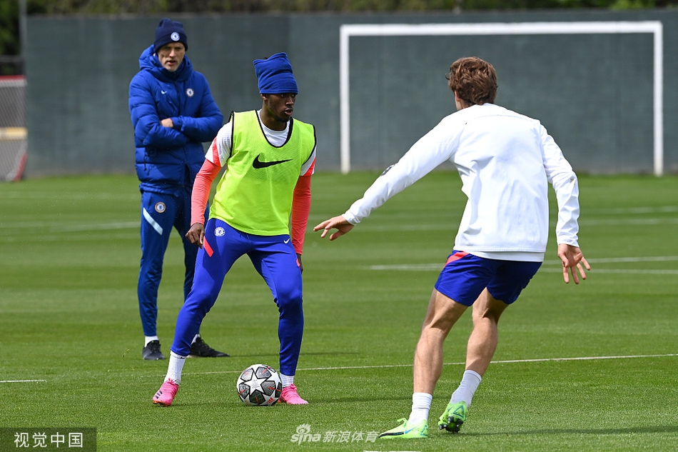 主帅图赫尔在训练场边双手比划，向弟子们面授机宜。这位连续两年率队闯入欧冠决赛的德国教头，正试图用自己的战术智慧，帮助球队击败他曾经崇拜的瓜迪奥拉。