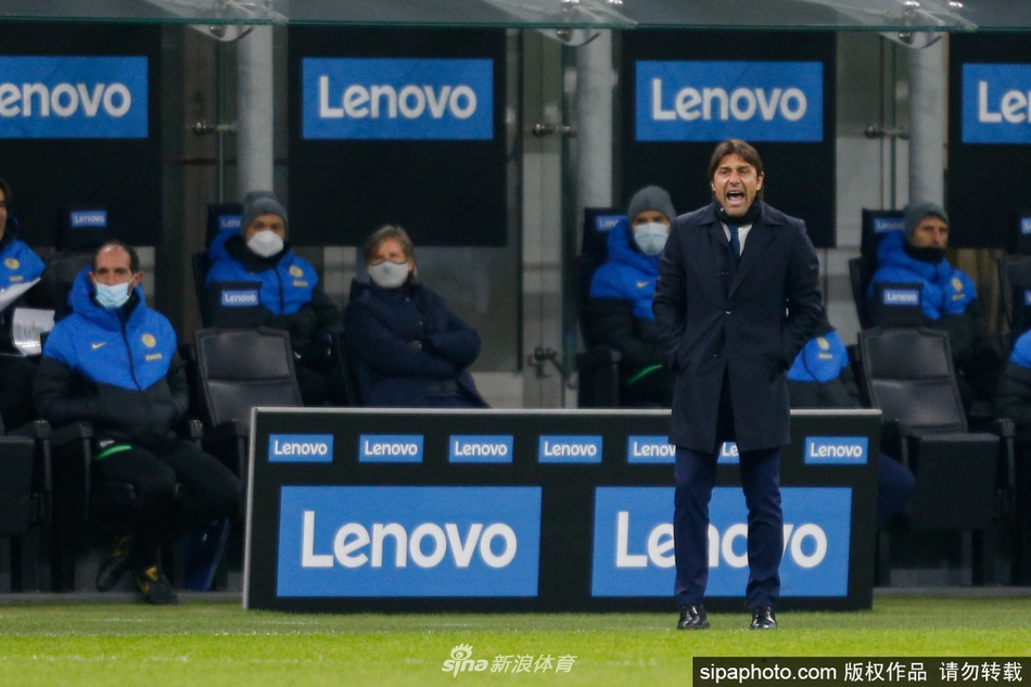 孔蒂在训练场上激情指挥，手势飞舞点燃全场，蓝黑将士众志成城只为胜利而战