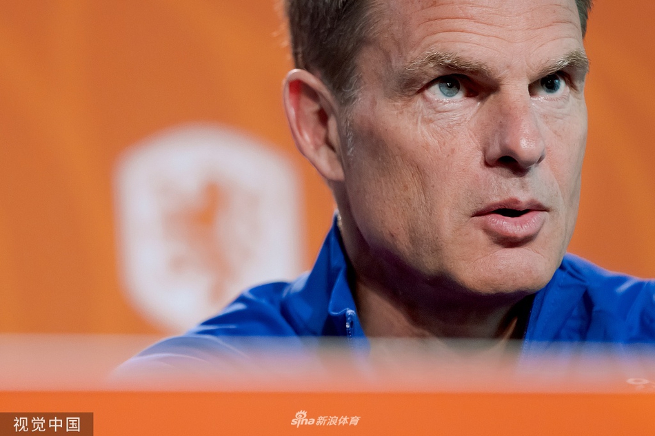 发布会现场座无虚席，长枪短炮的镜头对准讲台，记录下荷兰队主帅的一举一动