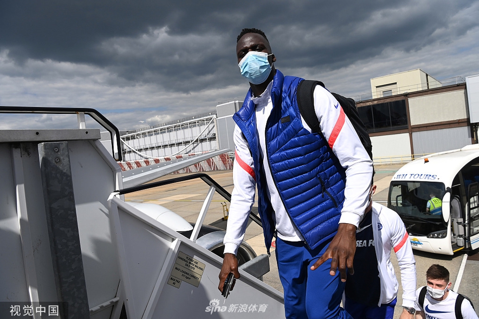 哈弗茨在波尔图机场低头沉思，身后巨大的俱乐部标志仿佛一道光轮，这位德国年轻前锋即将在两天后的决赛中打入制胜一球，此刻的宁静正是为了彼时的爆发。