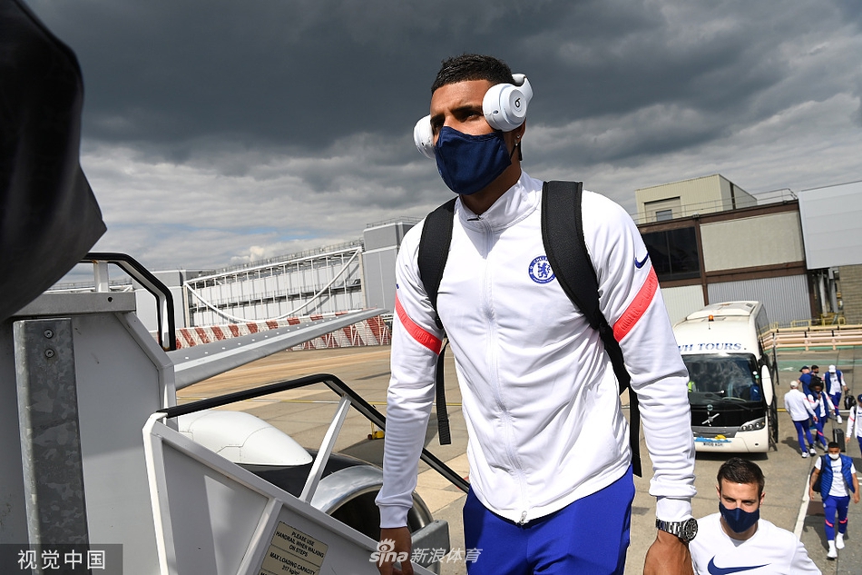 抵达波尔图后，坎特与若日尼奥并肩走出到达口，两人的笑容轻松而自信，身后是里斯·詹姆斯等年轻球员，仿佛预示着他们即将在中场筑起一道铜墙铁壁。