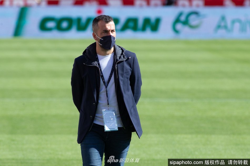 赛场上，马丁内斯紧握双拳，身体微微前倾，仿佛要将全身的力量传递给场上的弟子们。他的表情专注而略带紧张，眼神中透露出对胜利的无限渴望和对每一个细节的极致追求，身后的助教团队也与他同频共振。