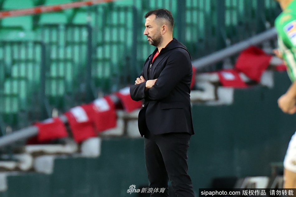 在赛后的场边，马丁内斯正在与一名即将离场的队员进行最后的拥抱与低语。他的动作充满温情，眼神中满是欣慰与鼓励，仿佛在说无论结果如何，你们都做得非常出色，这份师生情谊早已超越了简单的教练与球员关系。