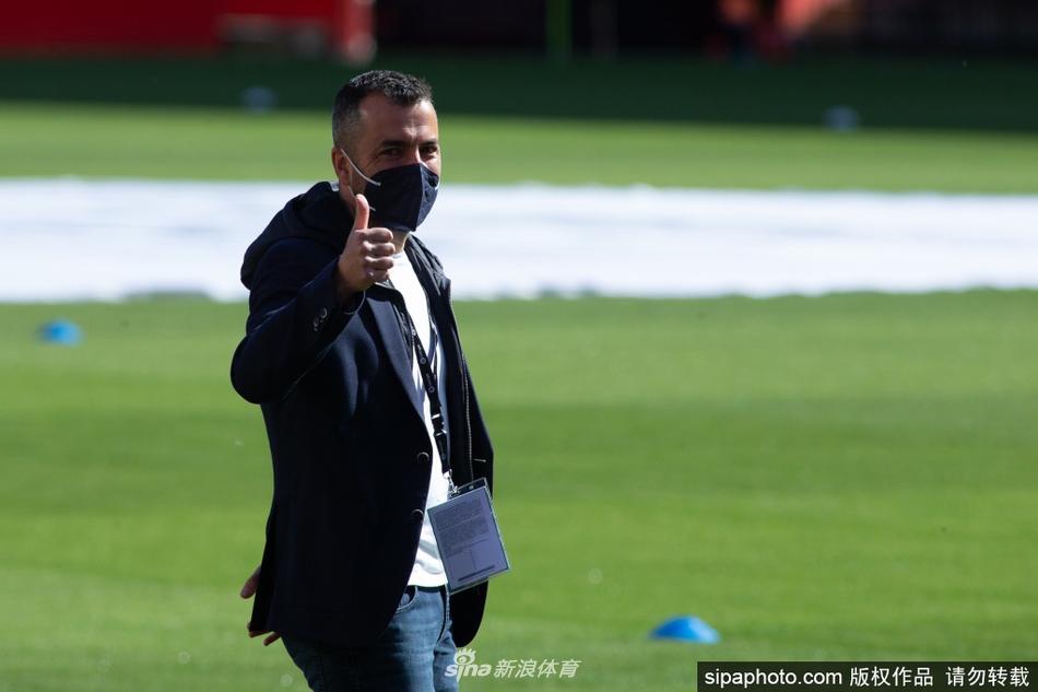 四十岁的少帅迭戈-马丁内斯在比赛场边激情指挥，他身着简洁的教练服，目光如炬，正用夸张的手势向场上球员传达着不容置疑的战术指令，微张的嘴巴仿佛下一秒就要喊出鼓舞士气的呐喊。