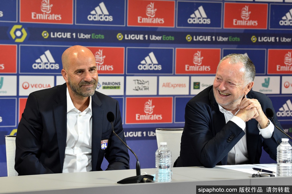 签约仪式上博斯与里昂高层亲切握手，两人目光交汇流露出彼此间的信任与对新赛季共同目标的坚定承诺