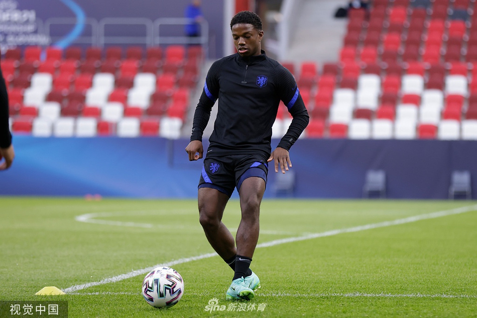 在布达佩斯的阳光下，荷兰U21的球员们正在进行热身训练，脸上洋溢着轻松自信的笑容，仿佛对即将到来的恶战胸有成竹。