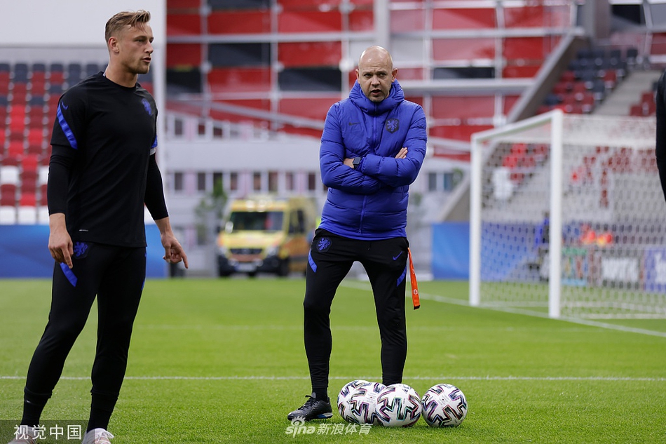 名将之后小克鲁伊维特在边路疾驰如风，他的盘带和突破是荷兰队撕开对手防线的致命武器，足球在他脚下仿佛有了舞蹈的韵律。