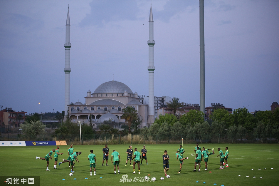 慢跑热身中的几内亚队员们步伐整齐划一，他们脸上洋溢着自信的笑容，仿佛暂时卸下了旅途的疲惫，尽情享受着安塔利亚清新的空气和足球带来的纯粹快乐。