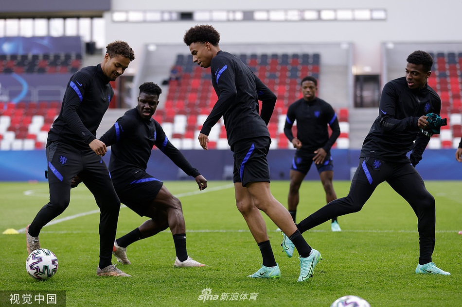 核心球员博阿杜在训练中全神贯注，脚下的皮球仿佛被赋予了生命，他的每一次触球都牵动着场边教练组的目光。