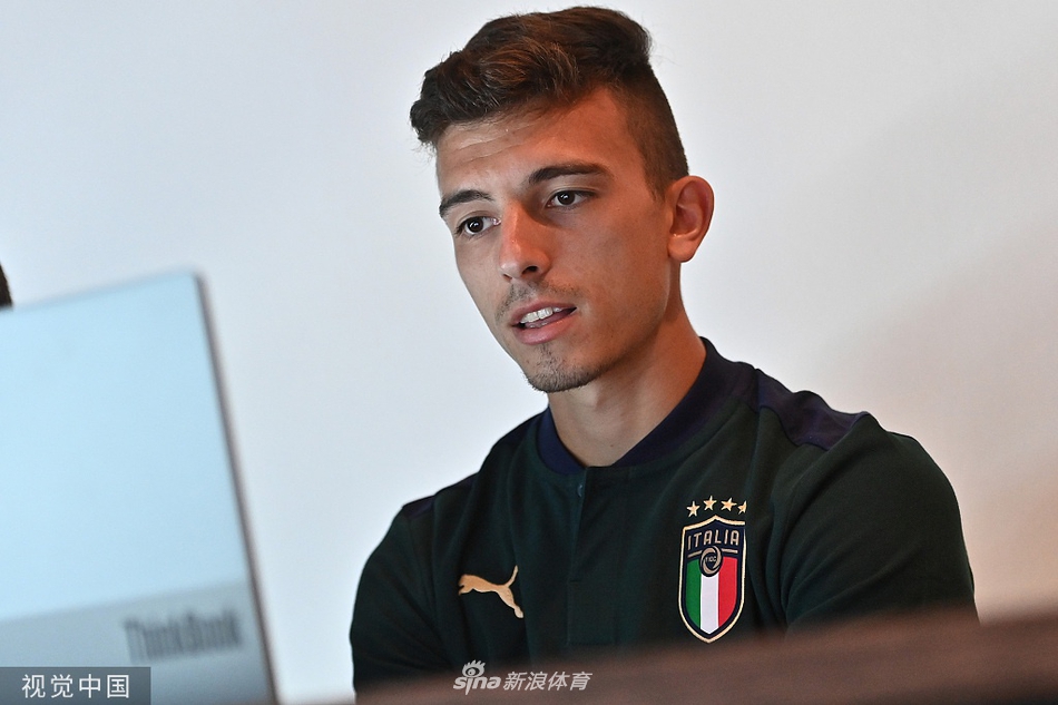 曼奇尼在场边双手插兜，目光如炬地注视着弟子们的训练，神情中充满自信