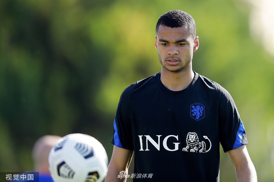 布罗比在门前抢点射门瞬间，身体舒展到极致，力量与美感在这一刻完美结合，青春的活力在绿茵场上肆意绽放。