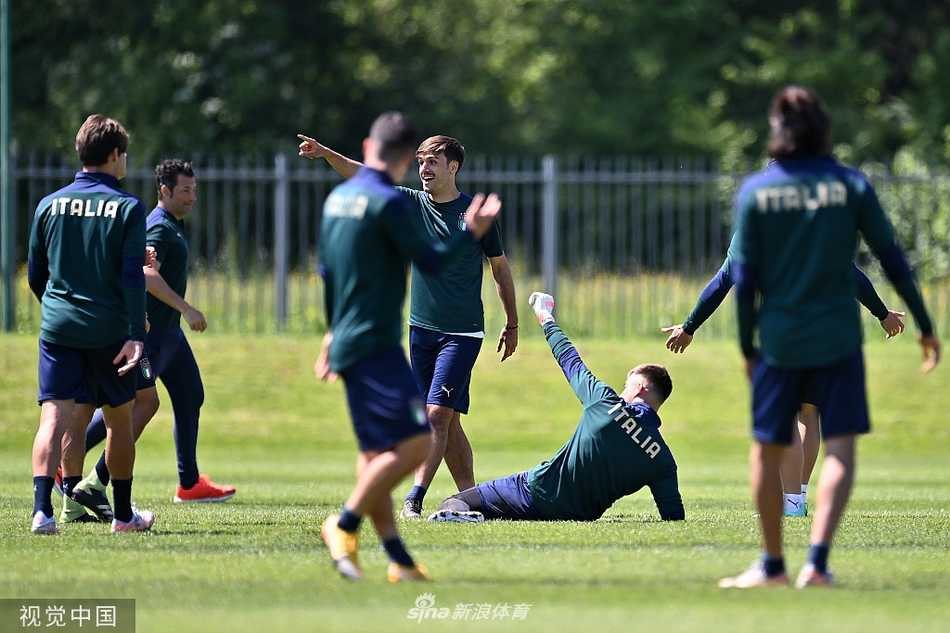 因西涅与维拉蒂在训练中神情专注，进行抢圈练习，脸上带着轻松的笑容