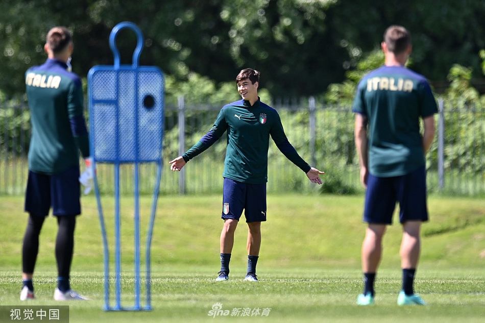 意大利攻击手们在训练中进行射门练习，皮球如出膛炮弹般飞向球门