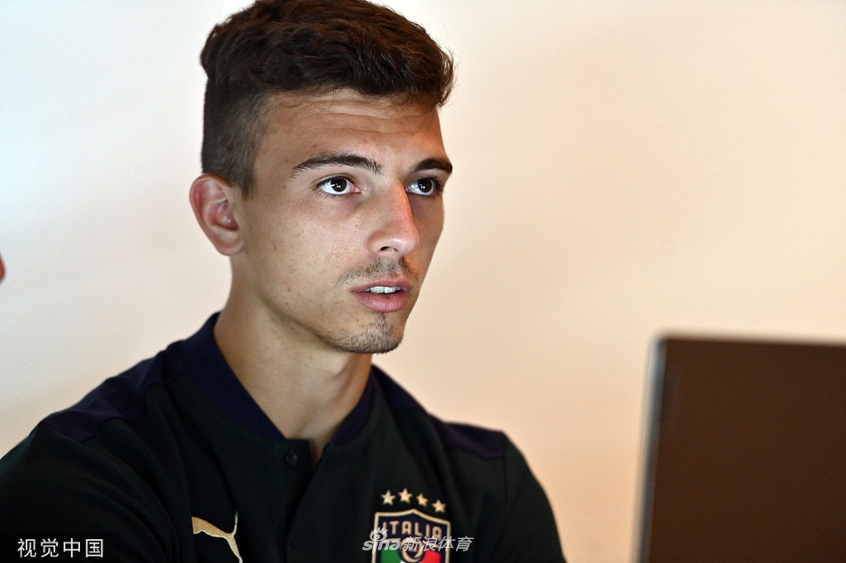 博努奇与基耶利尼在后防线上搭档训练，老将经验与新星活力相得益彰