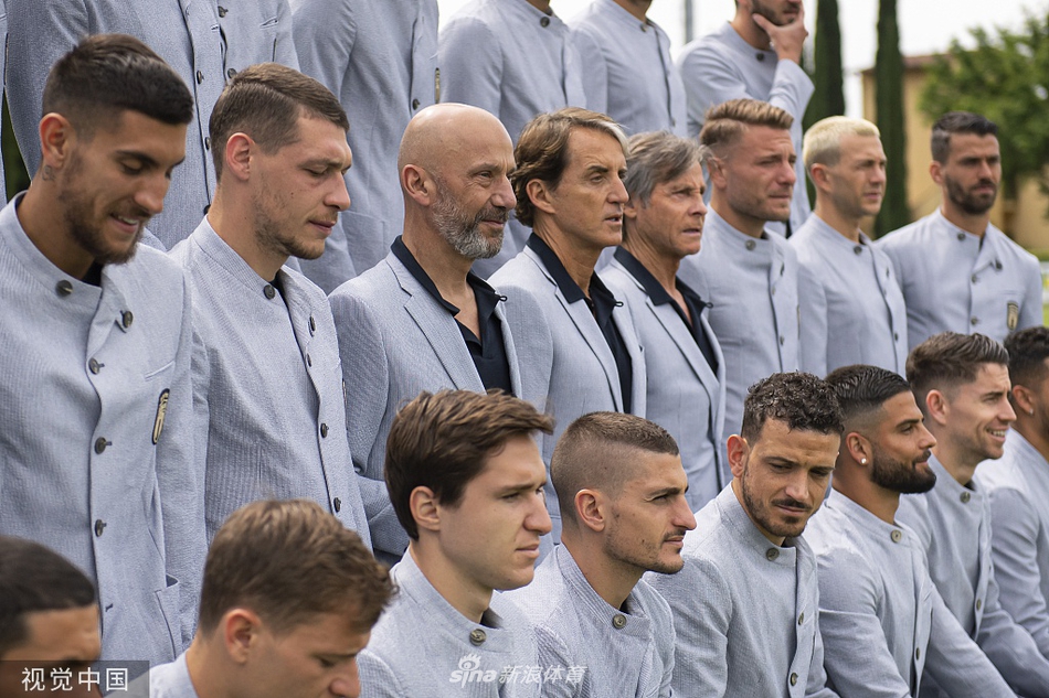 中场核心若日尼奥与维拉蒂在拍摄间隙轻松交流，身后是因西涅标志性的灿烂笑容。镜头捕捉到了蓝衣军团融洽的更衣室氛围，这些效力于各大豪门的球员此刻凝聚一心，只为在即将到来的欧洲杯上为意大利足球正名。