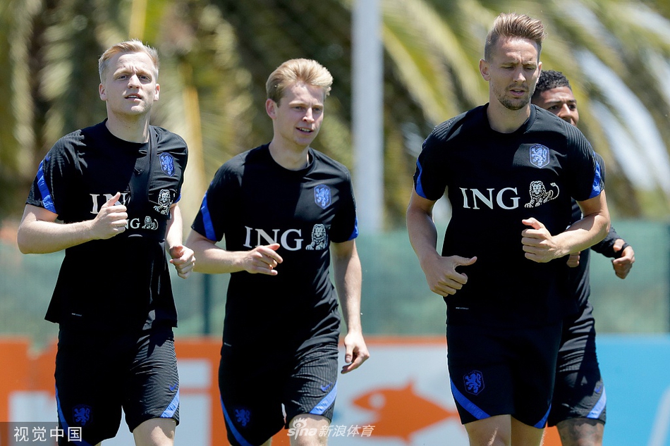 发布会现场，主帅弗兰克·德波尔目光坚定地面对镜头，他身旁的麦克风林立，背景板上的荷兰队徽格外醒目，仿佛在向世界宣告橙衣军团回归大赛的决心。