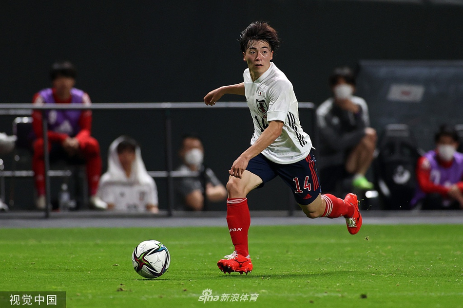 下半场替补登场的浅野拓磨机敏前插，在小禁区线上飞身铲射，尽管第一脚射门被门将挡出，但他迅速起身补射空门得手，用最纯粹的射手本能将比分锁定为三比零。