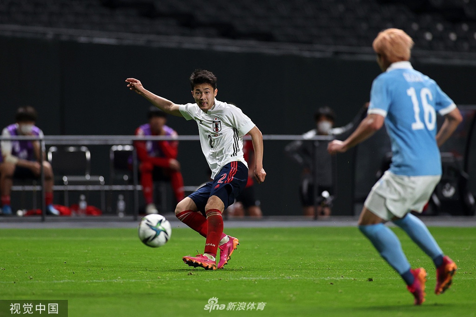 终场哨响，比分定格在三比零。国奥小将们难掩失落，队长中山雄太叉腰低头沉思。这场失利如同一次淬火，让他们明白通往顶峰的征途上，每一滴汗水都是必经之路。