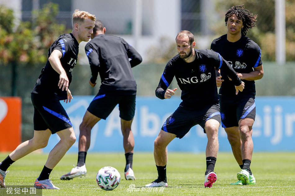 中场大将弗朗基·德容在训练间隙独自控球，他优雅的球风与湛蓝的天空构成一幅唯美画面，这不仅是训练，更像是他为即将到来的中场指挥进行最后的演练。