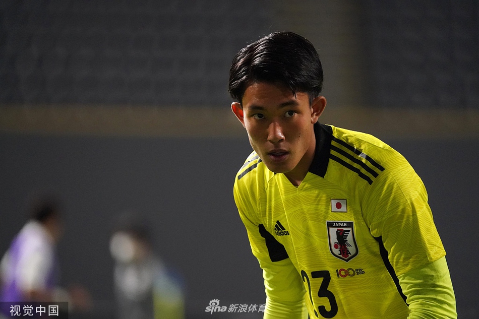 镰田大地在禁区前沿用一记精巧的停球顺势晃开防守，随即左脚拉出一记美妙的弧线，皮球直挂死角。这粒充满想象力的进球瞬间点燃了国家队的替补席，也展现了顶级攻击手的冷静与才华。