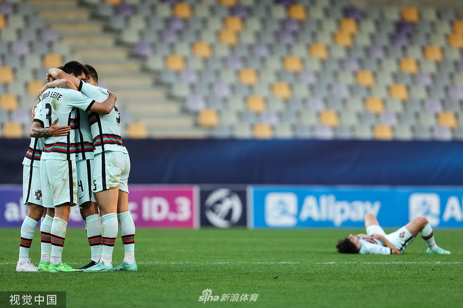 乌龙球瞬间，葡萄牙球员振臂欢呼，而西班牙的豪尔赫·昆卡与队友则掩面瘫倒，天堂地狱一线之隔。