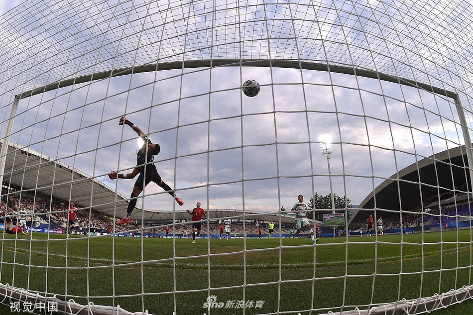 终场哨响，西班牙球员难掩失落，目光空洞地望向远方，身后是尽情庆祝胜利的葡萄牙人。