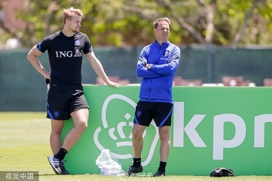 核心前锋孟菲斯·德佩在训练中全神贯注，他脚下的足球仿佛被赋予魔力，身后的年轻队友们正目不转睛地观察学习，这一刻，他是橙衣军团攻城拔寨的最大希望。