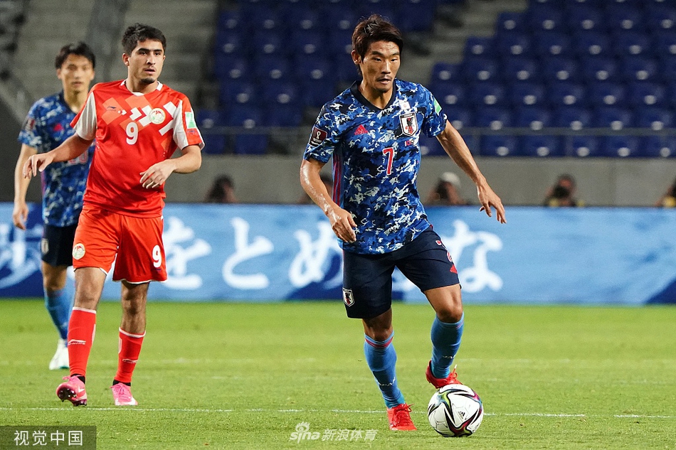 全场比赛结束的哨声响起，日本队球员们走向中圈，他们神情轻松，互相致意，庆祝这场胜利，而塔吉克斯坦的球员们则叉腰低头，神情中带着一丝不甘与遗憾。