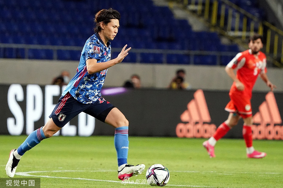 塔吉克斯坦球员潘杰尚贝高高跃起，力压日本队后卫昌子源，以一记强有力的狮子甩头攻门，皮球直挂死角，瞬间点燃了塔吉克斯坦球员的激情。