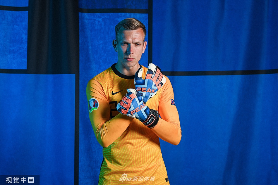 维纳尔杜姆凝视前方，橙衣军魂目光如炬