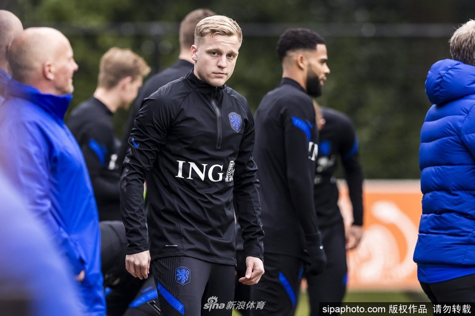 在荷兰国家队的训练场上，范德贝克独自一人神情落寞地整理着球鞋，仿佛在告别这片他为之奋斗许久却又不得不提前离开的绿茵场。