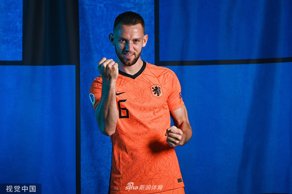 德容与队友轻松互动，青春风暴笑对未来