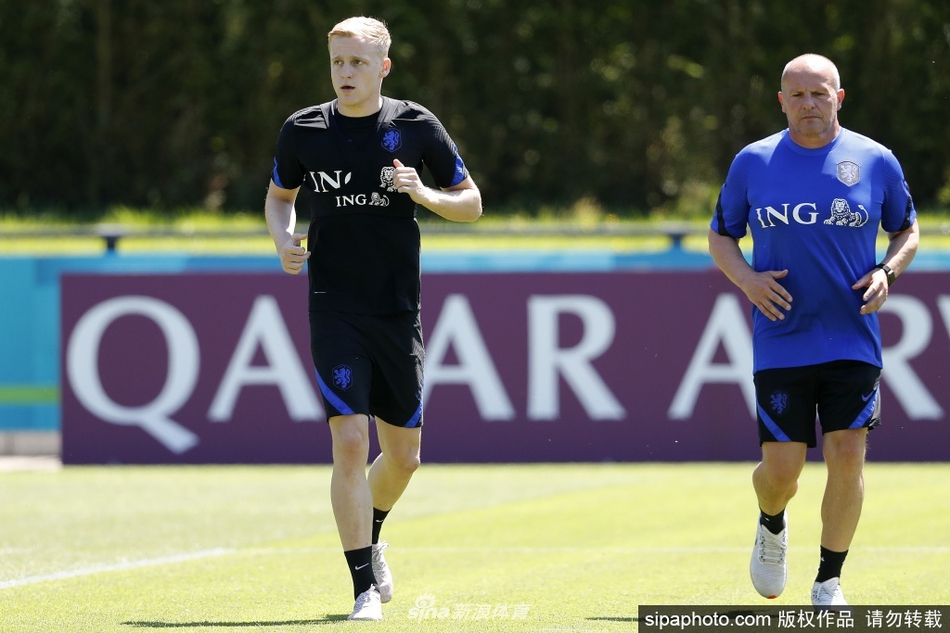 训练场边，范德贝克手扶着挡板，低头沉思。午后的阳光拉长了他的身影，这一刻的孤独与失落，仿佛定格了他在这个夏天的最大遗憾。