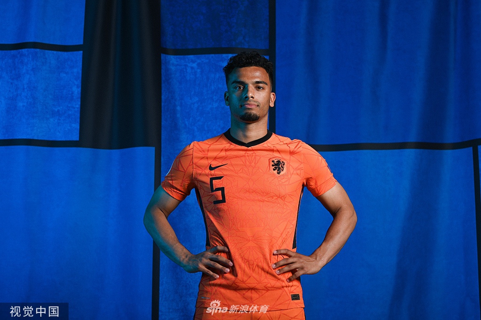 全队大合影气势如虹，橙色军团整装待发