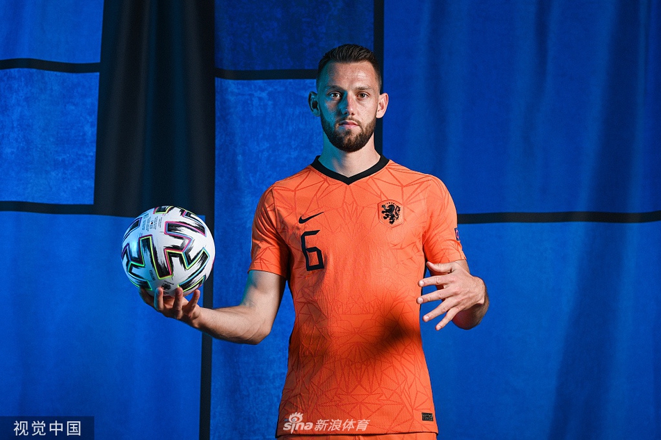 德佩摆出酷炫造型，锋线尖刀志在进球