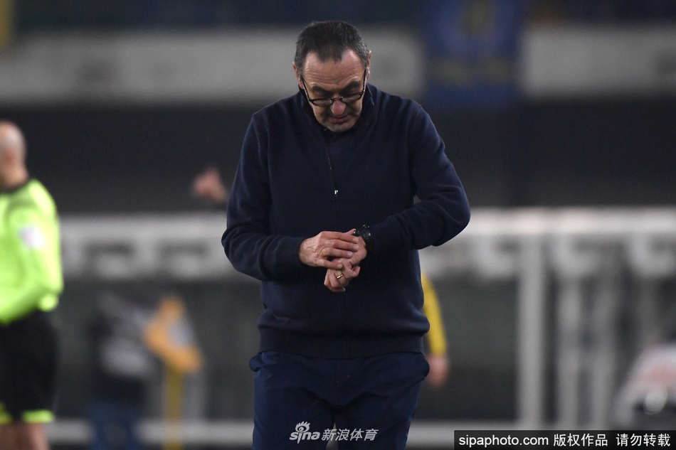 训练场上，萨里面容严肃地注视着球员，双手比划着战术手势，仿佛正在将他的传控哲学一笔一画地刻入球队的基因中。