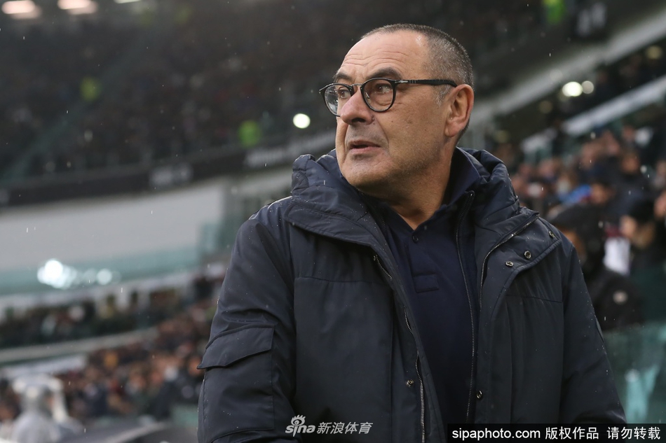 萨里在签约后首次亮相，他面带标志性的微笑，双手插兜，眼神中透露出对重塑蓝鹰战术板的坚定与自信。