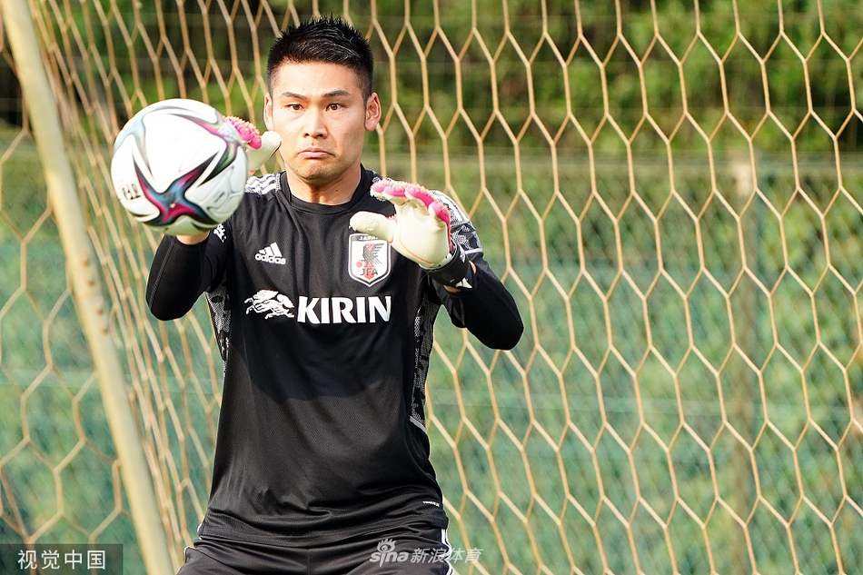 夕阳的余晖洒在训练场上，几名日本队员并肩而立，目光望向远方。一天的训练虽然辛苦，但他们的眼中闪烁着对未来的憧憬和坚定，仿佛已经看到了通往胜利的道路。