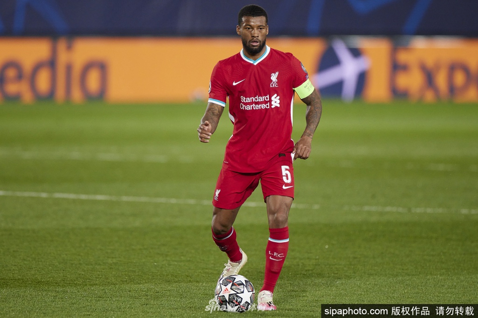 维纳尔杜姆身着巴黎圣日耳曼红蓝战袍，在镜头前露出腼腆而坚定的微笑，新的人生挑战就此拉开序幕。