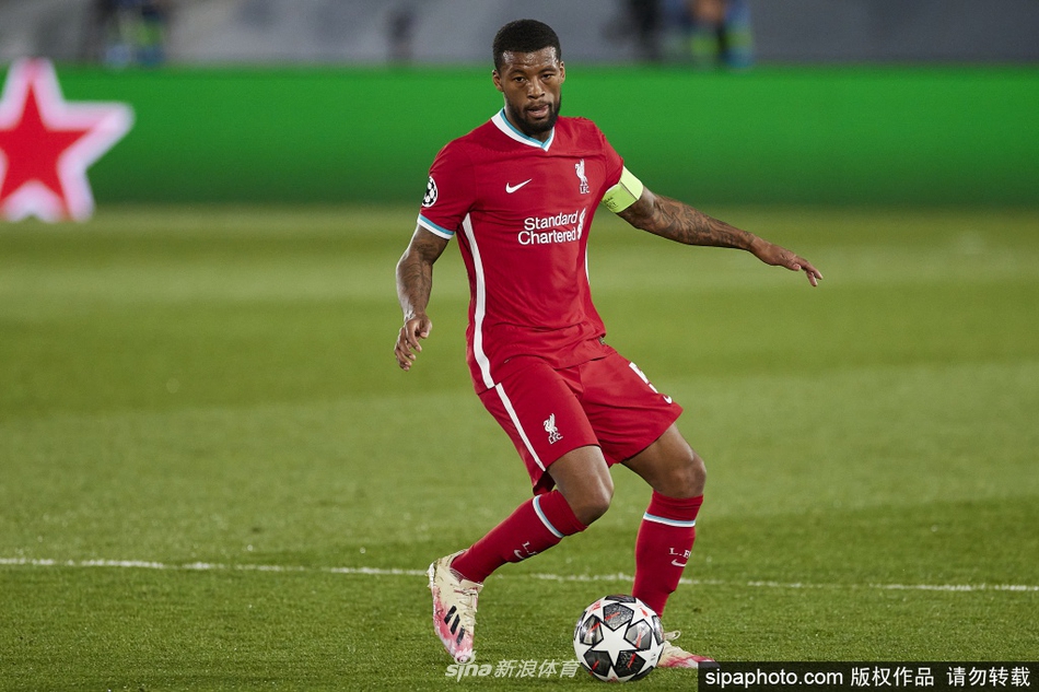 签约仪式上，维纳尔杜姆与巴黎主席纳赛尔共同展示球衣，桌上摆好的签约文件宣告着一段新的缘分正式缔结。