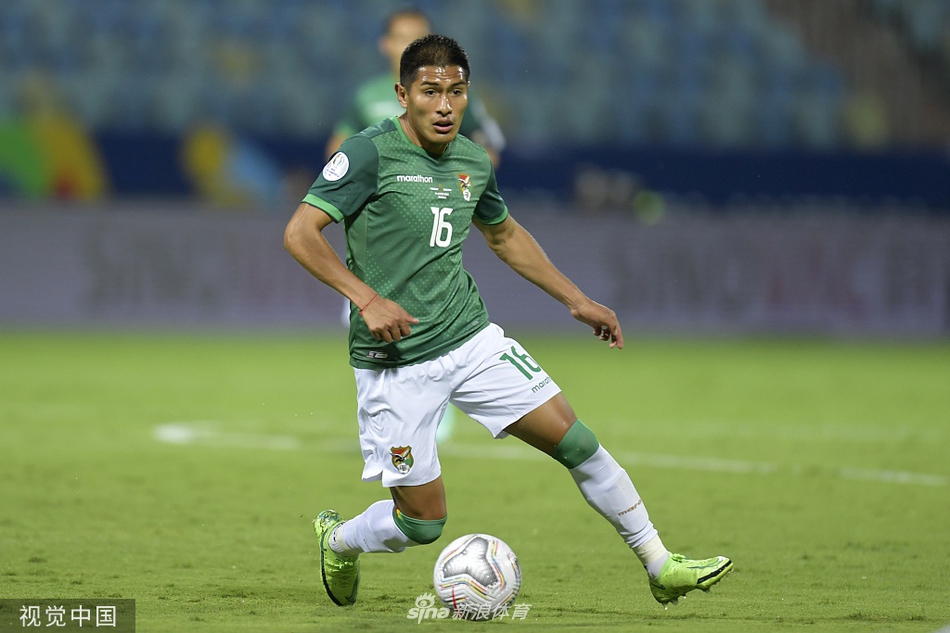 比赛陷入胶着，巴拉圭队的中场核心10号阿尔米隆在多名玻利维亚球员的包夹下，依然用他灵巧的盘带试图撕开对手防线。